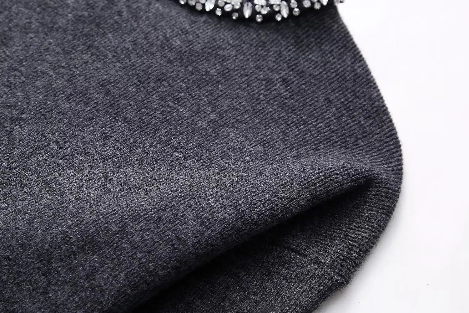 SUÉTER COM ESTRASS